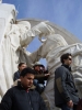 5IA - Budapest 2006 - potenti tiwi manzotti andrico marchesini sulla statua.JPG